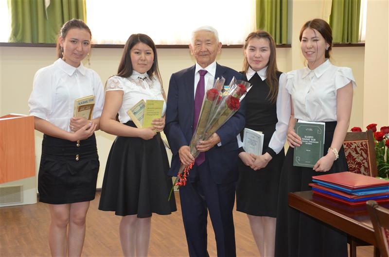 проф. Р.Амиров со студентами.