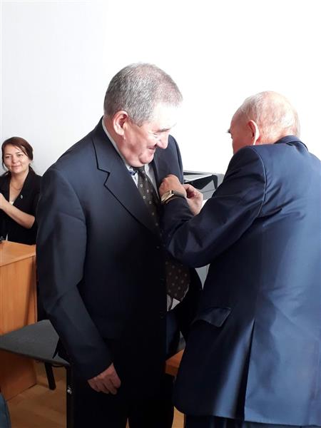 Профессор Т.Есембеков получает медаль  Ы.Алтынсарина