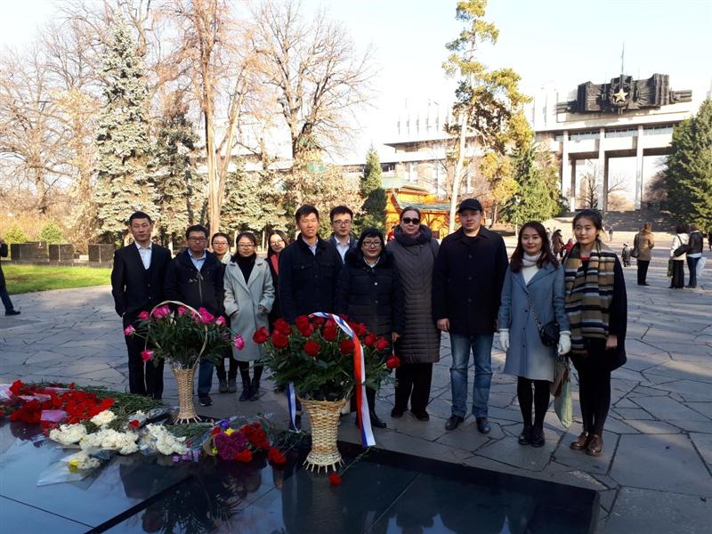 Возложение цветов со студентами из КНР к памятнику генерала И.В. Панфилова и вечному огню в Парке 28-гвардейцев-панфиловцев