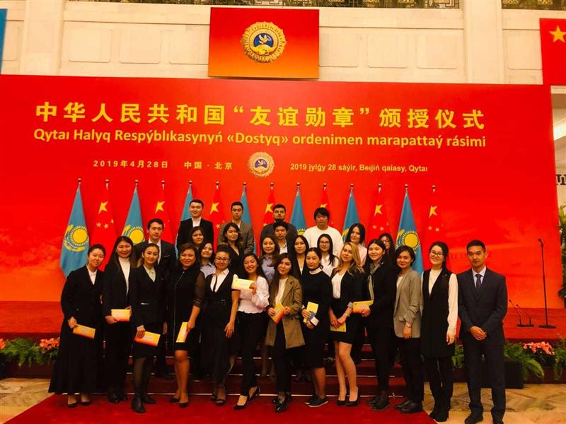 Студенты 4 курса Демеуова А. и Онланова Ж. присутствовали на церемонии награждения Казахстана орденом Дружбы Китая и стали свидетелями исторического момента