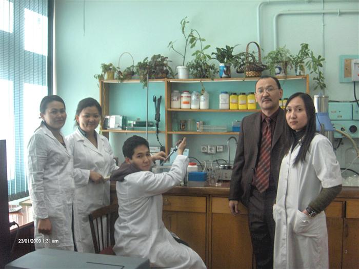 Зав. лабораторией молекулярной генетики к.б.н., доцент Бисенбаев А.К. с сотрудниками